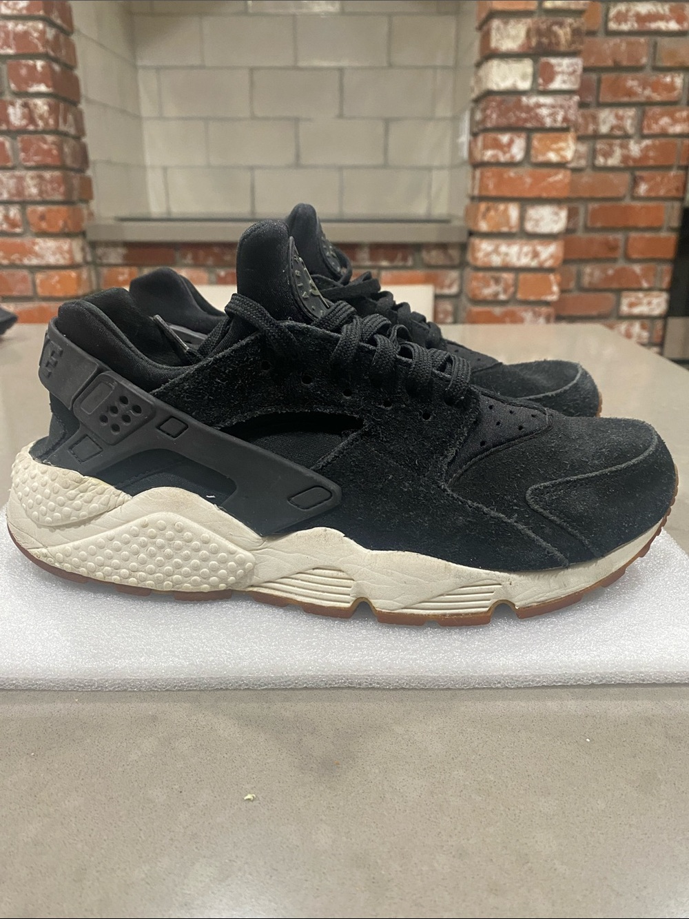 womens nike huarache black suede sneakers size 10